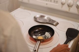 Disque diffuseur en métal posé sur une table de cuisson