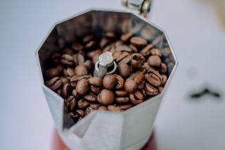 Cafetière italienne en métal sur une plaque de cuisson