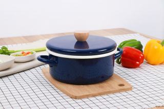 Cocotte en fonte émaillée remplie d'un plat mijoté
