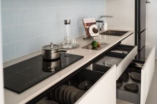 Casserole d'eau en ébullition sur une plaque à induction