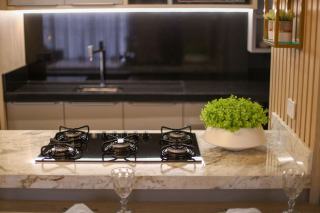 Cuisine blanche moderne avec une table de cuisson encastrée