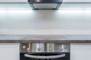 Gros plan sur la surface en verre noir d'une table de cuisson