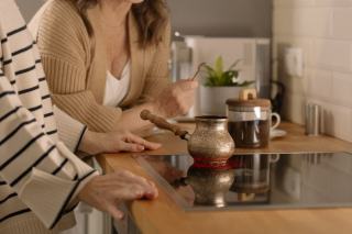 Doigt appuyant sur une commande sensitive de table de cuisson